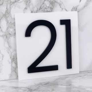 Wit huisnummerbord met 3D cijfers - 12x12cm