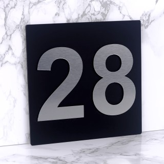 Zwart huisnummerbord met 3D cijfers RVS look - 12x12cm