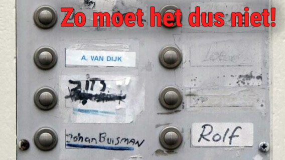 zelfgemaakte naamplaatjes op rommelig bellentableau