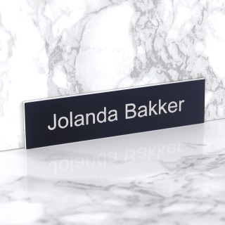 Zelfklevend zwart naamplaatje